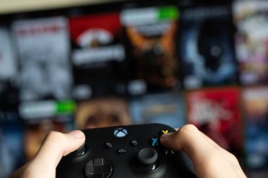 Yeni Xbox serisi X konsolunda oynamak için Joystick denetleyici. Tarragona, İspanya - 20 Eylül 2022