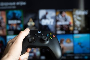 Yeni Xbox serisi X konsolunda oynamak için Joystick denetleyici. Tarragona, İspanya - 20 Eylül 2022