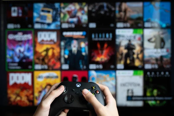 Yeni Xbox serisi X konsolunda oynamak için Joystick denetleyici. Tarragona, İspanya - 20 Eylül 2022