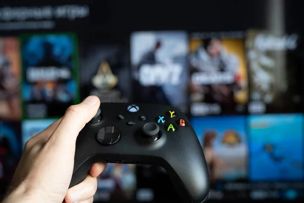 Yeni Xbox serisi X konsolunda oynamak için Joystick denetleyici. Tarragona, İspanya - 20 Eylül 2022