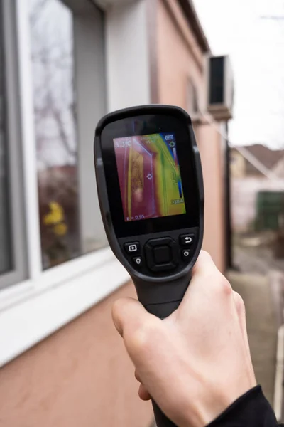 Male Hand Holds Thermal Imager Window House Search Heat Loss — Stock Photo, Image