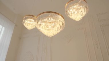 Gün ışığında tavanda parlak kristal avizeler..