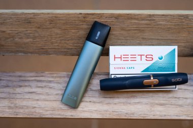 Tarragona, İspanya - 16 Eylül 2022: Elektronik sigaralar IQOS yakın plan. Sigara ve sigara için farklı seçenekler. Nikotin kullanımı için aygıt seçimi.