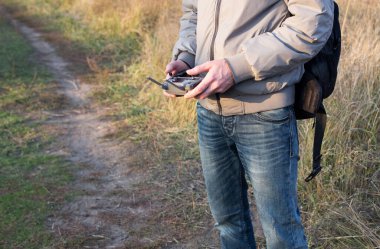 Adamın biri elinde İHA kontrol paneli tutuyor..