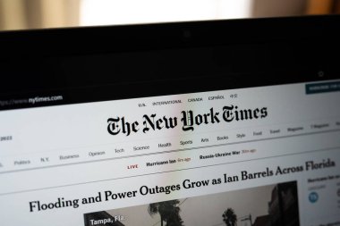 Tarragona, İspanya - 30 Eylül 2022: The New York Times 'ın logosunu gösteren dizüstü bilgisayar.