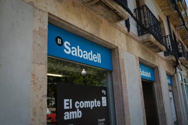Tarragona, İspanya - 01 Haziran 2022: Sabadell banka şubesinin logosu.