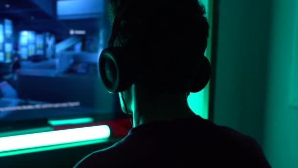 Jovem Jogador Cara Fones Ouvido Joga Console Close Visão Traseira — Vídeo de Stock