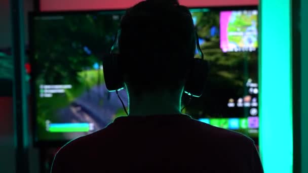 Jovem Jogador Cara Fones Ouvido Joga Console Close Visão Traseira — Vídeo de Stock
