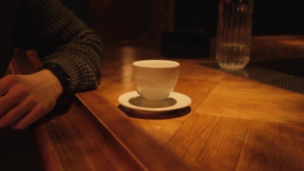 Homme Dans Bar Sombre Boit Café Dans Une Tasse Blanche — Video