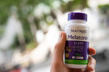 Tarragona, İspanya - 03 Ekim 2022: Uyku sorunlarının tedavisi için melatonin hapları.