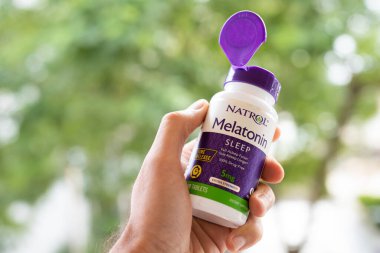 Tarragona, İspanya - 03 Ekim 2022: Uyku sorunlarının tedavisi için melatonin hapları.