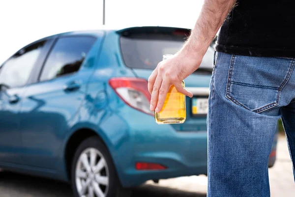 Hombre Jeans Con Una Botella Whisky Mano Trata Ponerse Volante — Foto de Stock