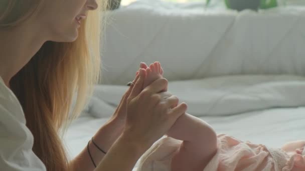 Tânără Mamă Sărută Piciorul Unui Copil Mic Care Alăptează Close — Videoclip de stoc