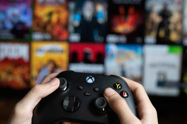 Yeni Xbox serisi X konsolunda oynamak için Joystick denetleyici. Tarragona, İspanya - 20 Eylül 2022