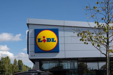 Tarragona, İspanya - Ekim 04, 2022: Lidl, Almanya 'nın küresel indirimli süpermarket zinciri..