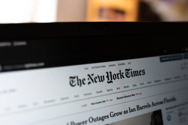 Tarragona, İspanya - 30 Eylül 2022: The New York Times 'ın logosunu gösteren dizüstü bilgisayar.