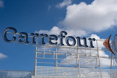 Tarragona, İspanya - 20 Ekim 2022: Binanın ön cephesinde Carrefour süpermarket logosu.