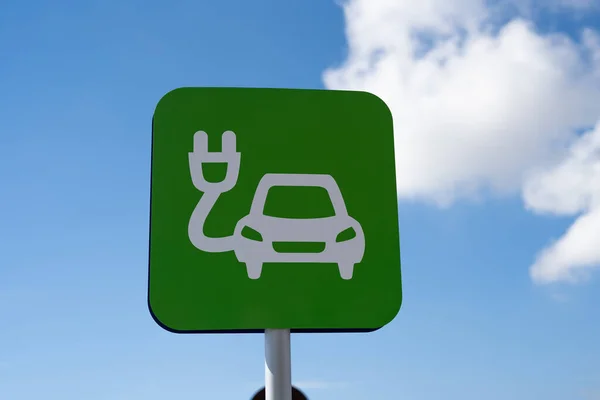 Arabanın Elektrik Şarj Istasyonunun Yeşil Işareti — Stok fotoğraf