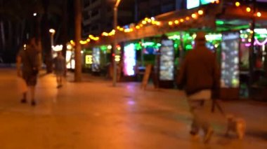 Geceleri ışıklı bir kafenin bulanık videosu..