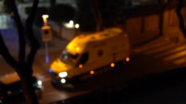 Bir gece şehrindeki ambulansın bulanık videosu.