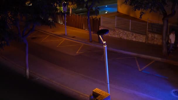 Una Macchina Ambulanza Guida Lungo Strada Della Città Notte — Video Stock