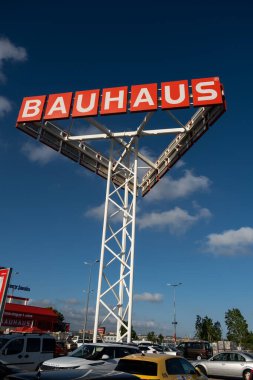 Tarragona, İspanya - 01 Haziran 2022: Bauhaus logosu. Avrupa 'da inşaat ve ev eşyaları mağazası.