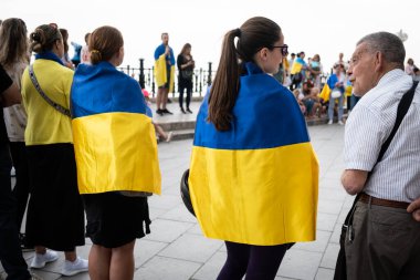 Tarragona, İspanya - 10 Nisan 2022: Ukrayna bayrağı savaşa karşı ülkelerin desteğinin bir göstergesi olarak.