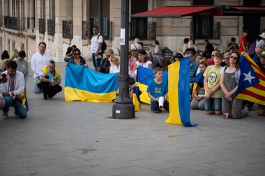 Tarragona, İspanya - 10 Nisan 2022: Ukrayna bayrağı savaşa karşı ülkelerin desteğinin bir göstergesi olarak.