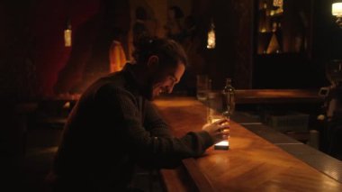Bir gece barında genç bir adamın portresi. Bir adam kokteyl içer ve barmenle iletişim kurar..