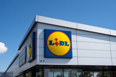 Tarragona, İspanya - Ekim 04, 2022: Lidl, Almanya 'nın küresel indirimli süpermarket zinciri..