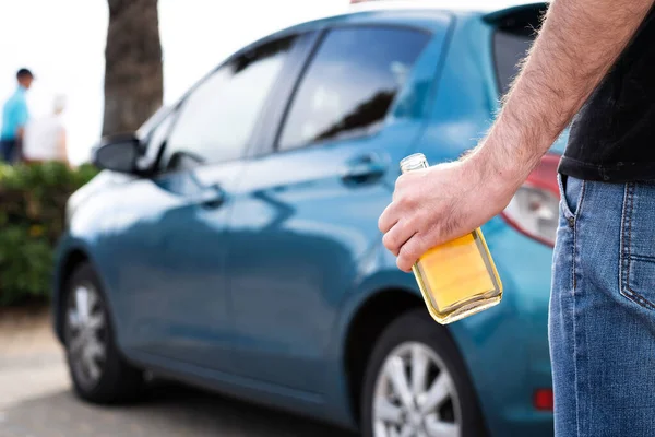 Hombre Jeans Con Una Botella Whisky Mano Trata Ponerse Volante — Foto de Stock