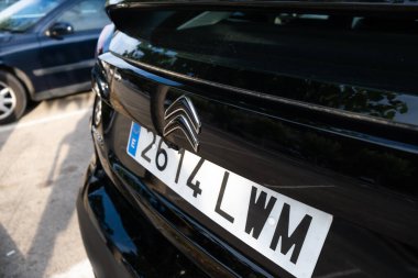 Tarragona, İspanya - 28 Ağustos 2022: Bir arabanın üzerindeki Citroen logosu