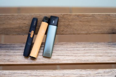 Tarragona, İspanya - 16 Eylül 2022: Elektronik sigaralar IQOS yakın plan. Sigara ve sigara için farklı seçenekler. Nikotin kullanımı için aygıt seçimi.