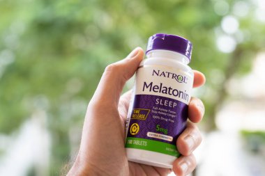 Tarragona, İspanya - 03 Ekim 2022: Uyku sorunlarının tedavisi için melatonin hapları.