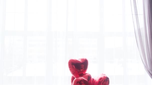 Ένα Πλωτό Μπουκέτο Από Κόκκινα Μπαλόνια Σχήμα Καρδιάς Λευκό Φόντο — Αρχείο Βίντεο