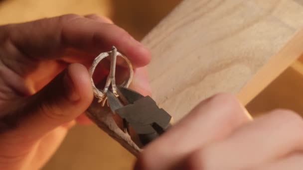Smycken Bearbetning Ringar Närbild Juveleraren Rengör Och Polerar Ringen — Stockvideo