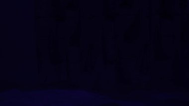 Koyu arkaplanda mavi renkli dumanın bulanık görüntü dokusu.