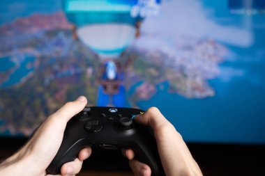 Yeni Xbox serisi X konsolunda oynamak için Joystick denetleyici. Tarragona, İspanya - 20 Eylül 2022