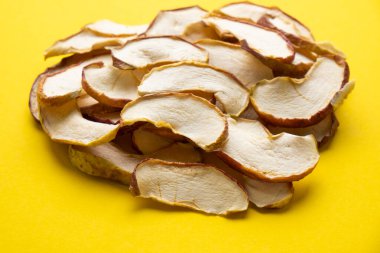 Sarı arka planda kurumuş elma. Yakın plan..