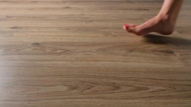 Kadınların ayakları kaplamalara basar..