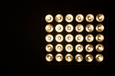 Antika akkor ampuller eski moda. Spot ışığı şeklinde bir sürü ışık. Yakın plan..