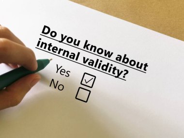 Bir kişi araştırmayla ilgili soruya cevap veriyor. İçsel geçerliliği bilen biri..