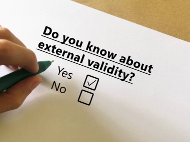 Bir kişi araştırmayla ilgili soruya cevap veriyor. Bu kişi dış geçerliliği biliyor..