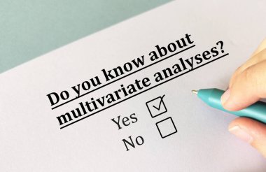 Bir kişi araştırmayla ilgili soruya cevap veriyor. Bu kişi çok değişkenli analizi biliyor..