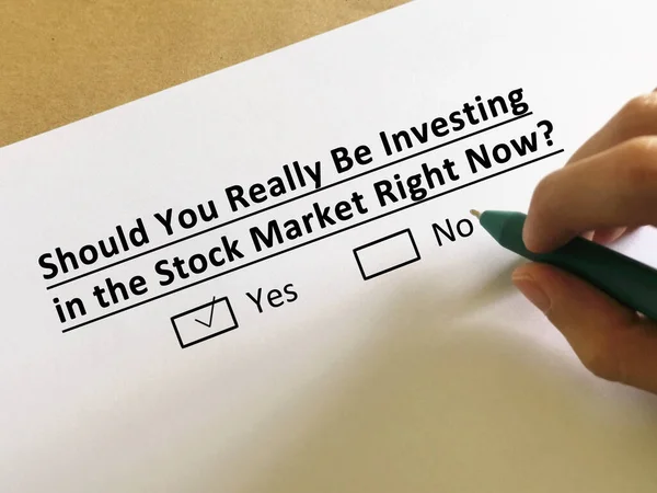 Una Persona Está Respondiendo Pregunta Sobre Economía Persona Piensa Que — Foto de Stock