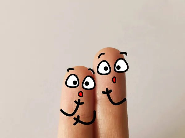 Два Пальці Прикрашені Дві Людини Обидва Шоковані — стокове фото