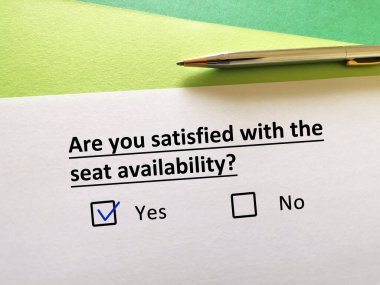 Bir kişi ulaşımla ilgili soruya cevap veriyor. Kişi koltuğun uygunluğundan memnun..