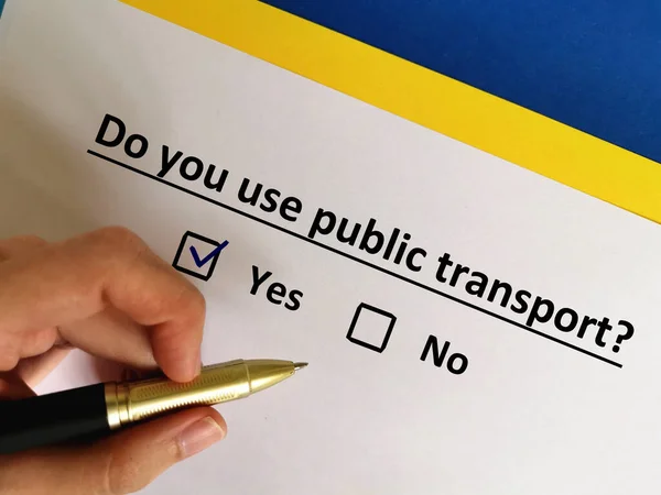 Uma Pessoa Está Respondendo Pergunta Sobre Transporte Pessoa Usa Transporte — Fotografia de Stock