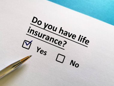 Bir kişi sigorta sorusuna cevap veriyor. Hayat sigortası var..