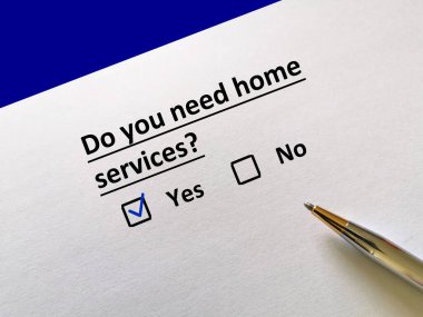 Bir kişi sigorta sorusuna cevap veriyor. Ev servisine ihtiyacı var..